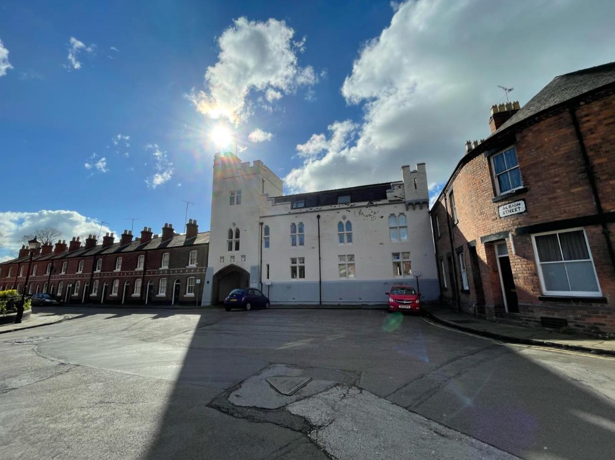 Chester Stays - Lovely Apartment In The Heart Of Chester With Free Parking Екстериор снимка